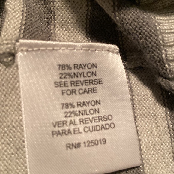 Fine knit, light weight gray turtleneck sweater - Picture 4 of 6